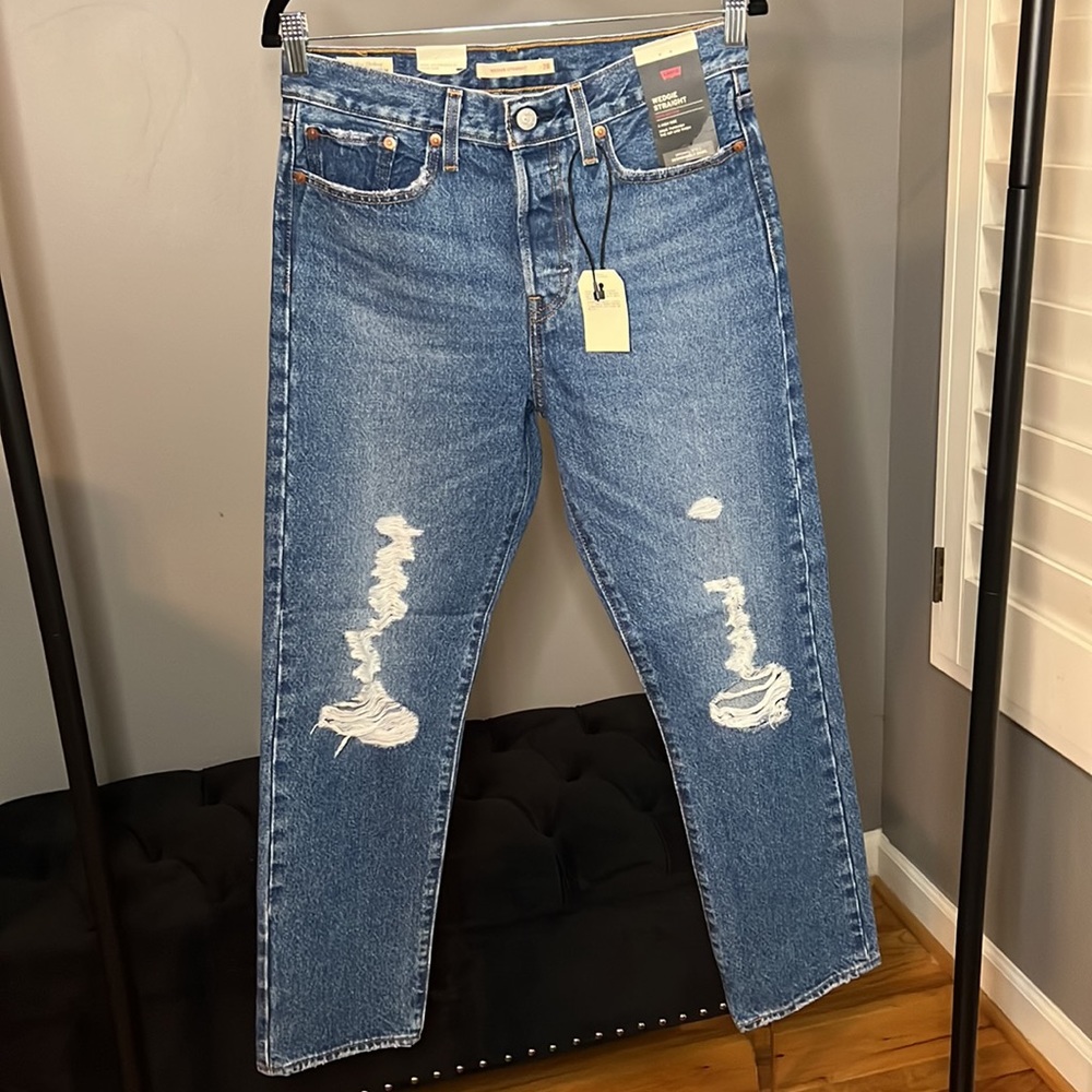 👖Levi’s Premium Wedgie Straight. 100% cotton. Button fly. Women’s size 28